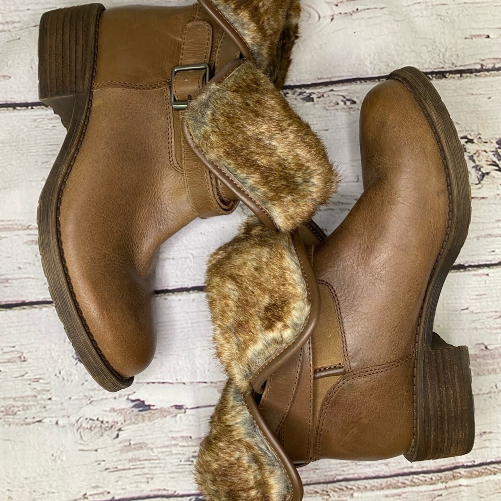 NEVER WORN Lucky Brand Declann brown boot with fur lining Size 8
